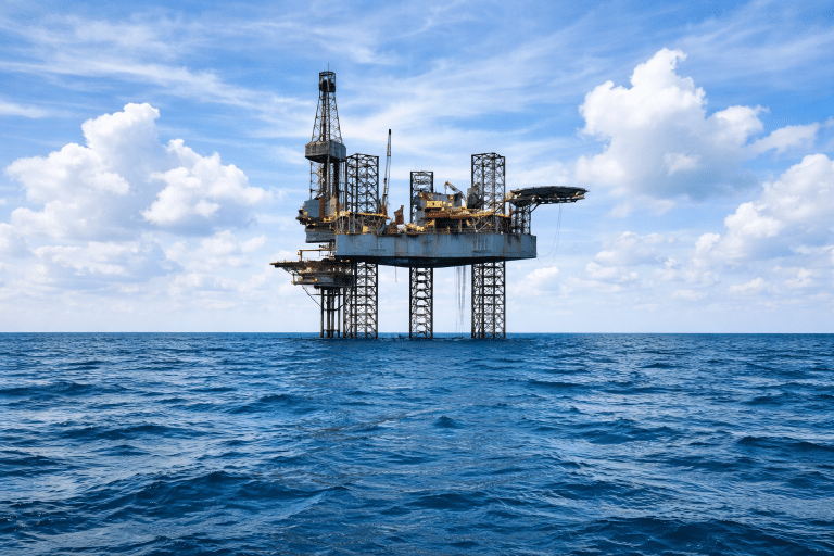 SKN | הנפט מזנק למרות עודף של 3.7 מיליון חביות ביום: מדוע המחירים אינם יורדים ב-2026?