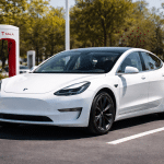 SKN | מכירות טסלה באירופה צנחו ב־17% בזמן ש-BYD מזנקת — האם קרב הרכב החשמלי עובר מזרחה?