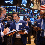 SKN | שוקי ארה”ב זינקו ב־24 בפברואר 2026: התנודתיות צנחה והחברות הקטנות הובילו את העליות