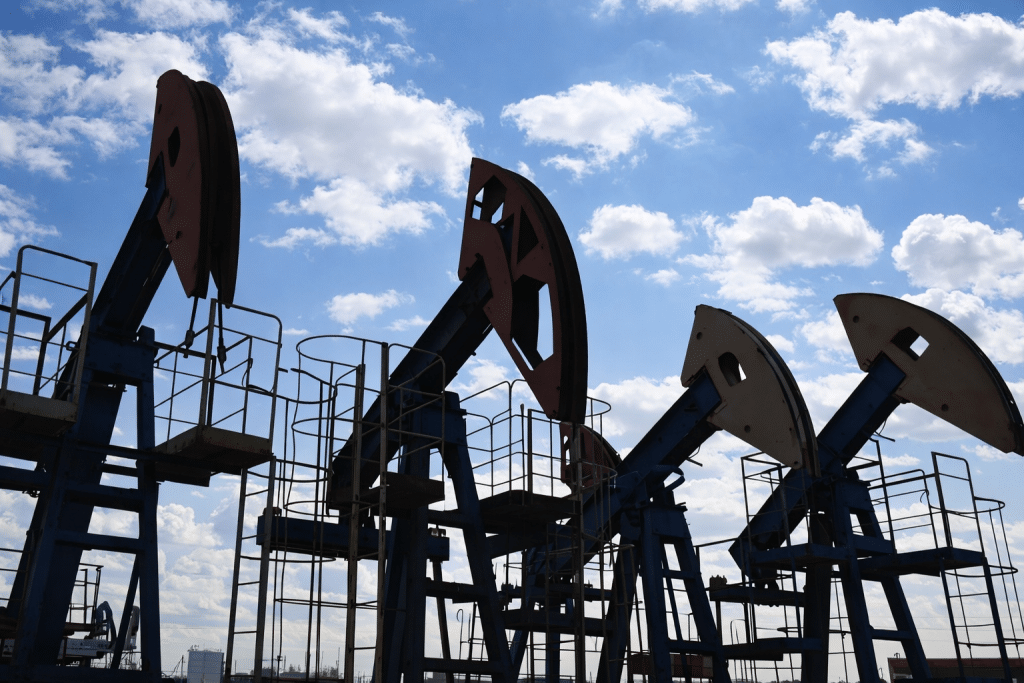 SKN | הנפט מטפס קלות לפני שיחות ארה״ב–איראן: האם הדיפלומטיה או עודף ההיצע יקבעו את המהלך הבא?