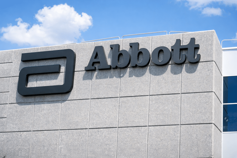SKN | האם מניית Abbott Laboratories מפגרת אחרי הנאסד״ק — או מתכוננת לקאמבק?