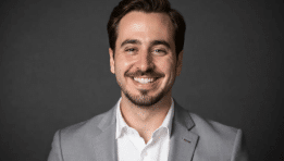 SKN | ארכיטקטורת הון: למה משקיעים מתקדמים אינם “בוחרים בית השקעות” – אלא בונים מערכת