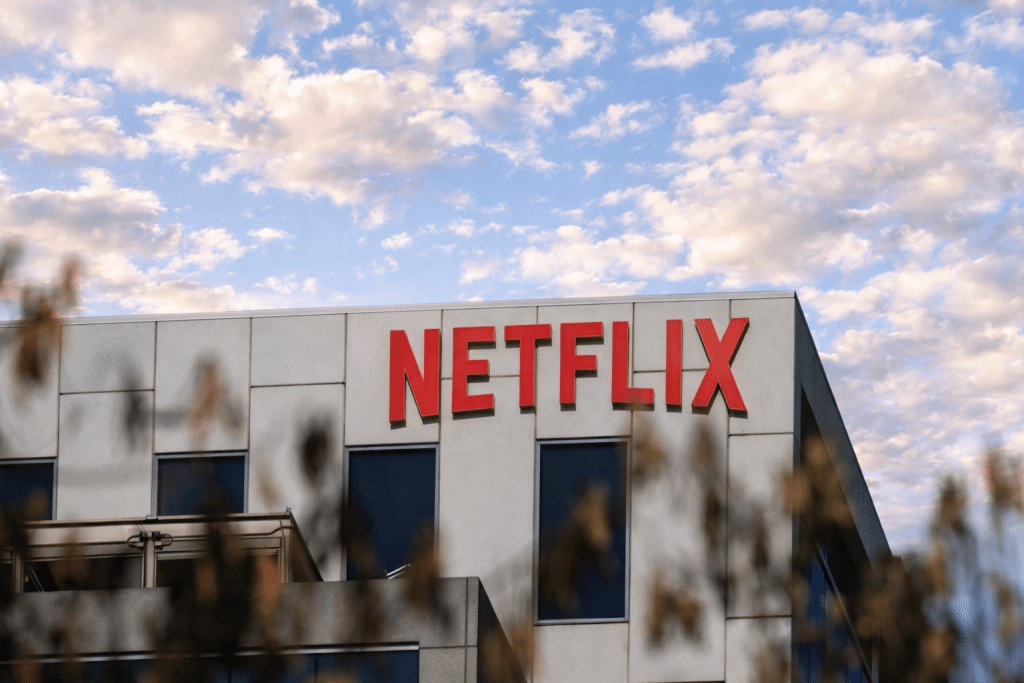 SKN | האם שאיפת המיזוג הענקית של נטפליקס מציתה מבחן אנטי־טרסט חדש לענקיות הסטרימינג?