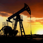 SKN | הנפט שומר על יציבות למרות עלייה חדה במלאי בארה”ב: האם סיכוני ההיצע מגבילים בשקט את הירידות?