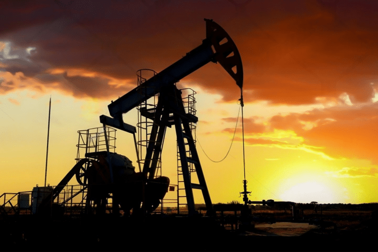 SKN | הנפט שומר על יציבות למרות עלייה חדה במלאי בארה”ב: האם סיכוני ההיצע מגבילים בשקט את הירידות?