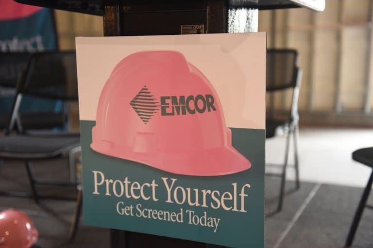 SKN | EMCOR (EME) נסוגה: מימוש רווחים או סימן אזהרה מוקדם למניות תשתיות תעשייתיות?