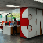 SKN | האם וול סטריט נעשית זהירה כלפי מניית 3M למרות מומנטום רווחים יציב?