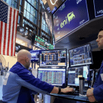 SKN | שווקי ארה”ב עולים ב-18 בפברואר 2026 כאשר התנודתיות נחלשת ומניות הטכנולוגיה מובילות את ההתאוששות