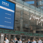 SKN | שוקי אסיה ננעלו במגמה מעורבת ב־23 בפברואר 2026 כאשר ה־Hang Seng מזנק ב־2.35% בעוד יפן נחלשת; סין וטוקיו סגורות לרגל חגים