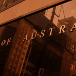 SKN | מדוע אוסטרליה מעלה ריבית שוב לאחר שלוש הורדות — והאם צפוי כאב נוסף בהמשך?