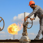 SKN | הנפט מזנק מעל 65 דולר: האם שיחות ארה״ב–איראן מתפרקות לזעזוע אנרגיה חדש?