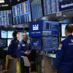 SKN | האם חששות הבינה המלאכותית דועכים כאשר הדאו, S&P 500 והנאסד”ק מטפסים לקראת פרסום פרוטוקול הפד?