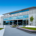 SKN | האם טסלה עדיין חברת רכב חשמלי — או הימור פלטפורמה שעל המשקיעים למסגר מחדש?