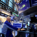 SKN | שווקי ארה”ב צונחים ב-12 בפברואר 2026 כאשר התנודתיות מזנקת ומכירת חיסול רחבה פוגעת במניות