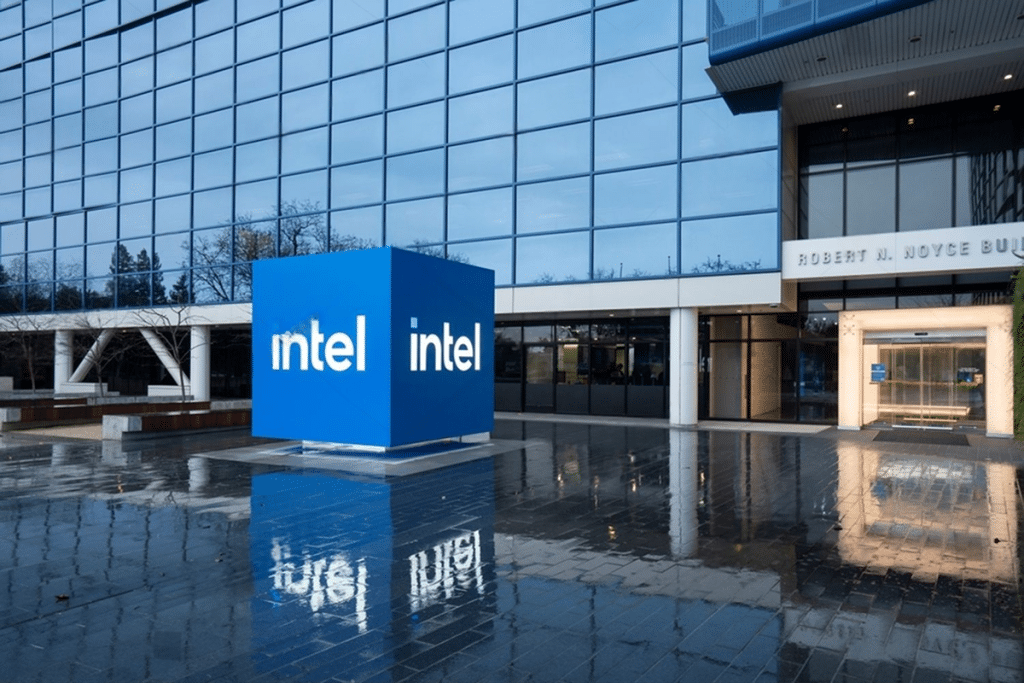 SKN | מניית אינטל מזנקת ב־5% לאחר דוחות חזקים — התאוששות מוקדמת או שחר כוזב נוסף?