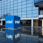 SKN | מניית אינטל מזנקת ב־5% לאחר דוחות חזקים — התאוששות מוקדמת או שחר כוזב נוסף?