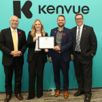 SKN | מניית Kenvue מטפסת במתינות כאשר מומנטום הרווחים מקזז אי־ודאות משפטית ואסטרטגית