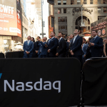 SKN | מדד הנאסד״ק שומר על עליות מתונות כאשר חוסן טכנולוגי מאזֵן חרדה גוברת בשווקים