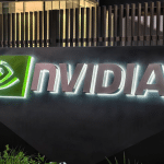 SKN | מניית אנבידיה עולה לקראת הדוחות — מדוע הראלי שלפני הפרסום עשוי להיות פחות משמעותי מכפי שמשקיעים סבורים