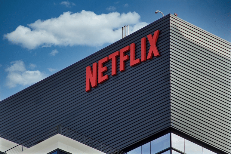 SKN | Netflix (NFLX) מטפסת: מומנטום בפרסום והתרחבות שוליים מניעים את המהלך