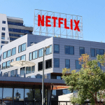 SKN | נטפליקס (NFLX) מזנקת ב-6% על רקע אופטימיות למיזוגים בענף המדיה: מומנטום ב-ETF לקראת מרץ