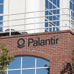 SKN | האם התרחבות ה-AI של Palantir יכולה להצדיק את השווי שלה כאשר תנופת השוק דועכת?