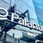 SKN | מניית Palantir מזנקת לאחר דוחות רבעון רביעי כאשר המנכ״ל ממסגר מחדש את הערך הכלכלי של ה-AI