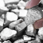 SKN | הכסף מזנק ב־7.6% כאשר מתיחות גיאופוליטית מחזירה את הביקוש לנכסים מוחשיים