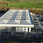 SKN | קניית טסלה ב-17 דולר ב-2010: מה החזקה של 15 שנה מלמדת על ריבית דריבית, תנודתיות ויצירת עושר