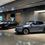 SKN | מניית טסלה נחלשת על רקע האטה במכירות רכבים חשמליים — אך האם קיימת נקודת אור אסטרטגית?