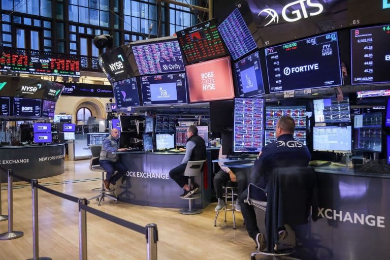 SKN | שווקי ארה״ב מתקדמים כאשר מניות הגדולות מחזיקות מעמד בעוד התנודתיות וחולשת מניות קטנות נמשכות