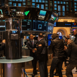 SKN | מניות ארה”ב נסחרות במגמה מעורבת כאשר ה-VIX מזנק מעל 20: שקט לפני קפיצת תנודתיות רחבה יותר?