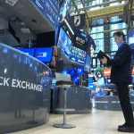 SKN | האם משקיעים מבצעים רוטציה שקטה מחוץ למניות בארה״ב כאשר מסחר הטכנולוגיה מתחיל להיסדק?