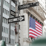 SKN | תשכחו ממכסים: מדוע איכות הרווחים עשויה להיות הסיכון האמיתי של וול סטריט ב-2026