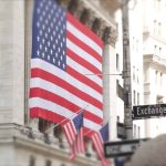 SKN | מדד דאו ג’ונס פורץ את מחסום ה־50,000 ההיסטורי: האם שוק השוורים רק מתחיל?