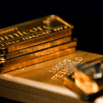 SKN | הזהב מזנק מעל $5,000 במסחר דליל: איתות פריצה או קפיצה מונעת נזילות?