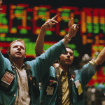 SKN | פרוטוקול הפד מאותת על זהירות כאשר ההשקעה של באפט באמזון ועליית מחירי הנפט מעצבים מחדש את נרטיב השוק