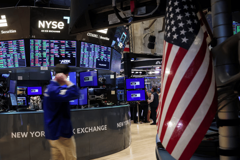 SKN | שווקי ארה״ב מזנקים בחדות ב־6 בפברואר 2026 כאשר התנודתיות קורסת והתיאבון לסיכון חוזר