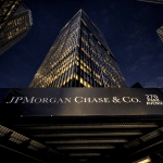 SKN | האם מתגברים סימני לחץ בשוק האשראי הפרטי בהיקף 1.8 טריליון דולר כאשר JPMorgan מהדקת את תנאי ההלוואות?