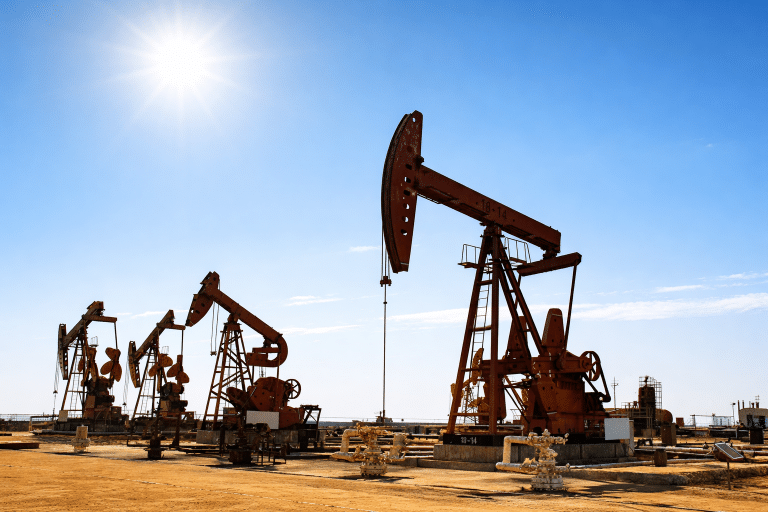 SKN | הנפט נשאר מעל 100 דולר כאשר המלחמה עם איראן מסלימה: האם מחירי האנרגיה עלולים לגרום לזעזוע עולמי חדש?