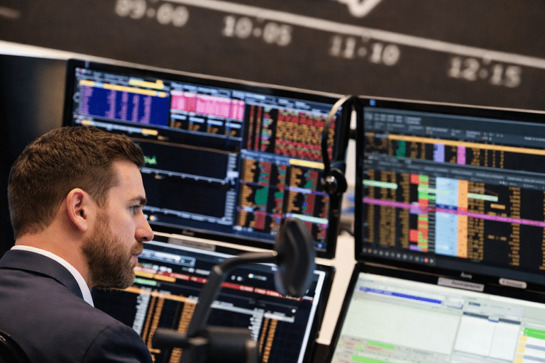 SKN | שווקי אסיה נסגרו במגמה מעורבת ב־16 במרץ 2026 כאשר הונג קונג והודו מובילות את העליות; שוק מקסיקו סגור לרגל יום בניטו חוארס