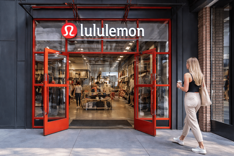 SKN | לולולמון מפרסמת תחזית חלשה ל-2026 כאשר מכסים ומאבק שליטה לוחצים על הצמיחה