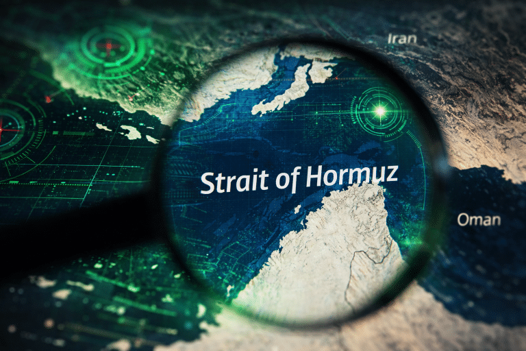 SKN | מכלית תחת סנקציות מאתגרת את הפיקוח במצר הורמוז — מבחן לשוקי האנרגיה ולסיכון הגיאופוליטי