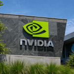 SKN | אנבידיה צופה טריליון דולר במכירות שבבי AI—האם Arm היא ההימור החכם יותר לפני הזינוק?