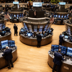 SKN | שווקי ארה”ב ננעלו במגמה מעורבת ב-2 במרץ 2026 כאשר מניות שווי שוק קטן הובילו את העליות למרות עלייה בתנודתיות