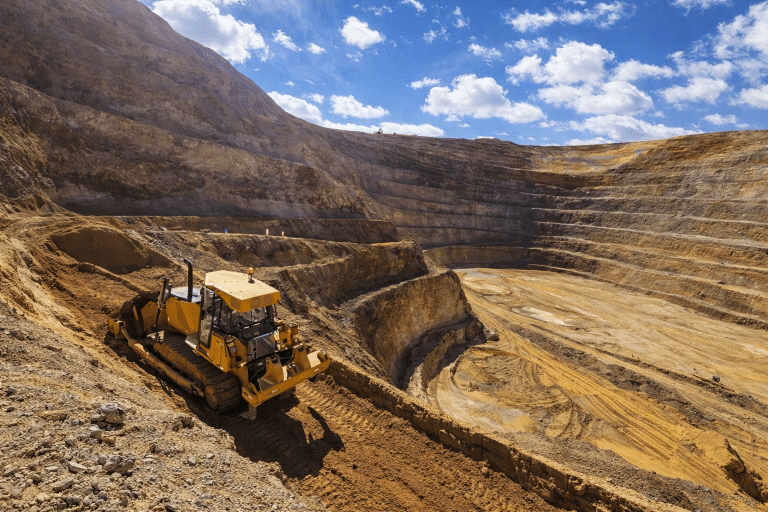 SKN | האם Aura Minerals ‏(AUGO) נכנסת לשלב פריצה—או שהעלייה מקדימה את היסודות הפיננסיים?