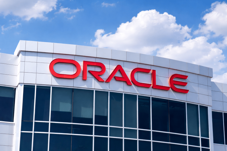 SKN | אורקל מתכננת אלפי פיטורים כאשר השקעות במרכזי נתונים של AI לוחצות על תזרים המזומנים