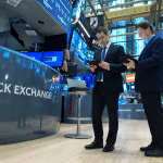 SKN | שווקי ארה״ב מתפצלים ב־5 במרץ 2026 כאשר התנודתיות מזנקת ומניות קטנות נופלות