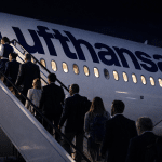 SKN | Lufthansa עולה על תחזיות הרווח לשנת 2025 אך מזהירה מפני תחזית לא ודאית לשנת 2026