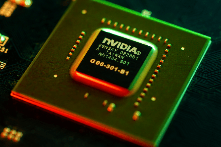 SKN | אנבידיה מפסיקה את ייצור שבבי H200 המיועדים לסין בזמן שאנתרופיק מחדשת שיחות עם הפנטגון